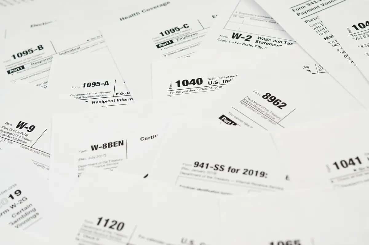 many-tax-form-blanks-lies-on-table-close-up-2026-01-08-23-56-11-utc.jpg